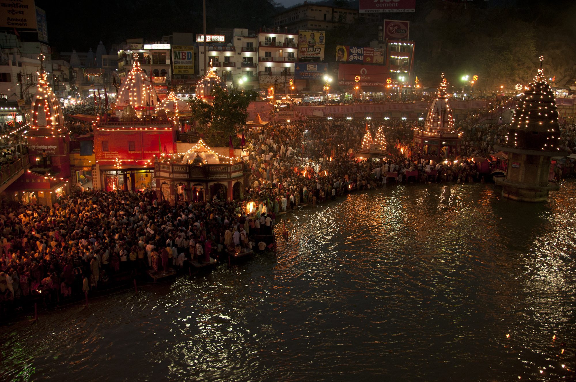 Nächtliche Lichter am Ganges, Standbild aus AMRIT