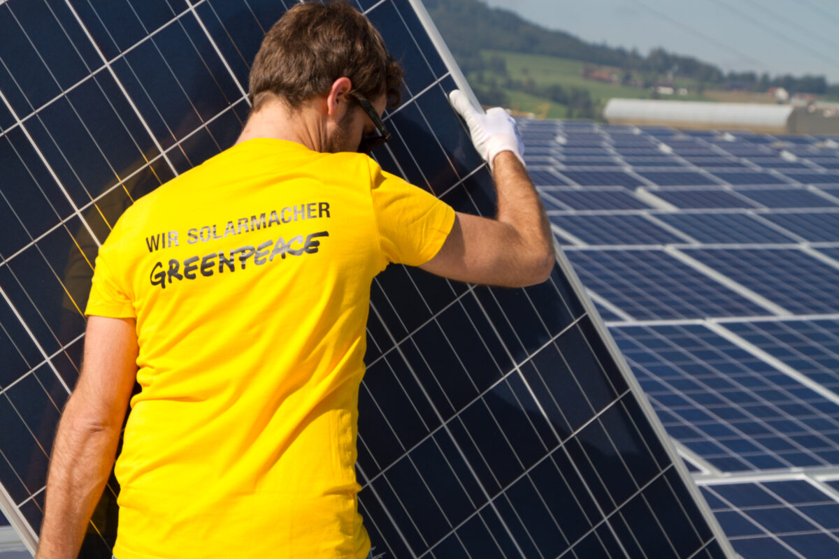 Solar Power Plant Installation in WohlenDie Solarmacher helfen bei der Installation der grössten Photovoltaikanlage der Deutschschweiz