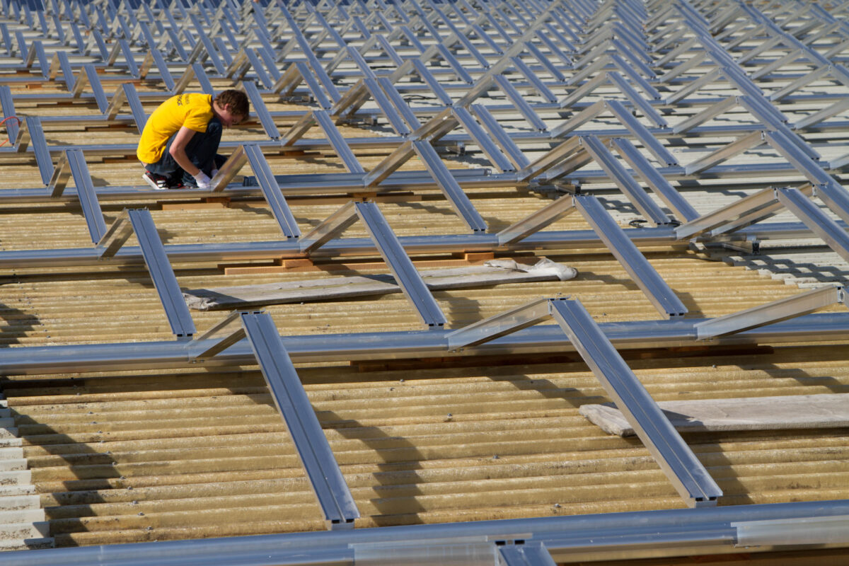 Solar Power Plant Installation in WohlenDie Solarmacher helfen bei der Installation der grössten Photovoltaikanlage der Deutschschweiz